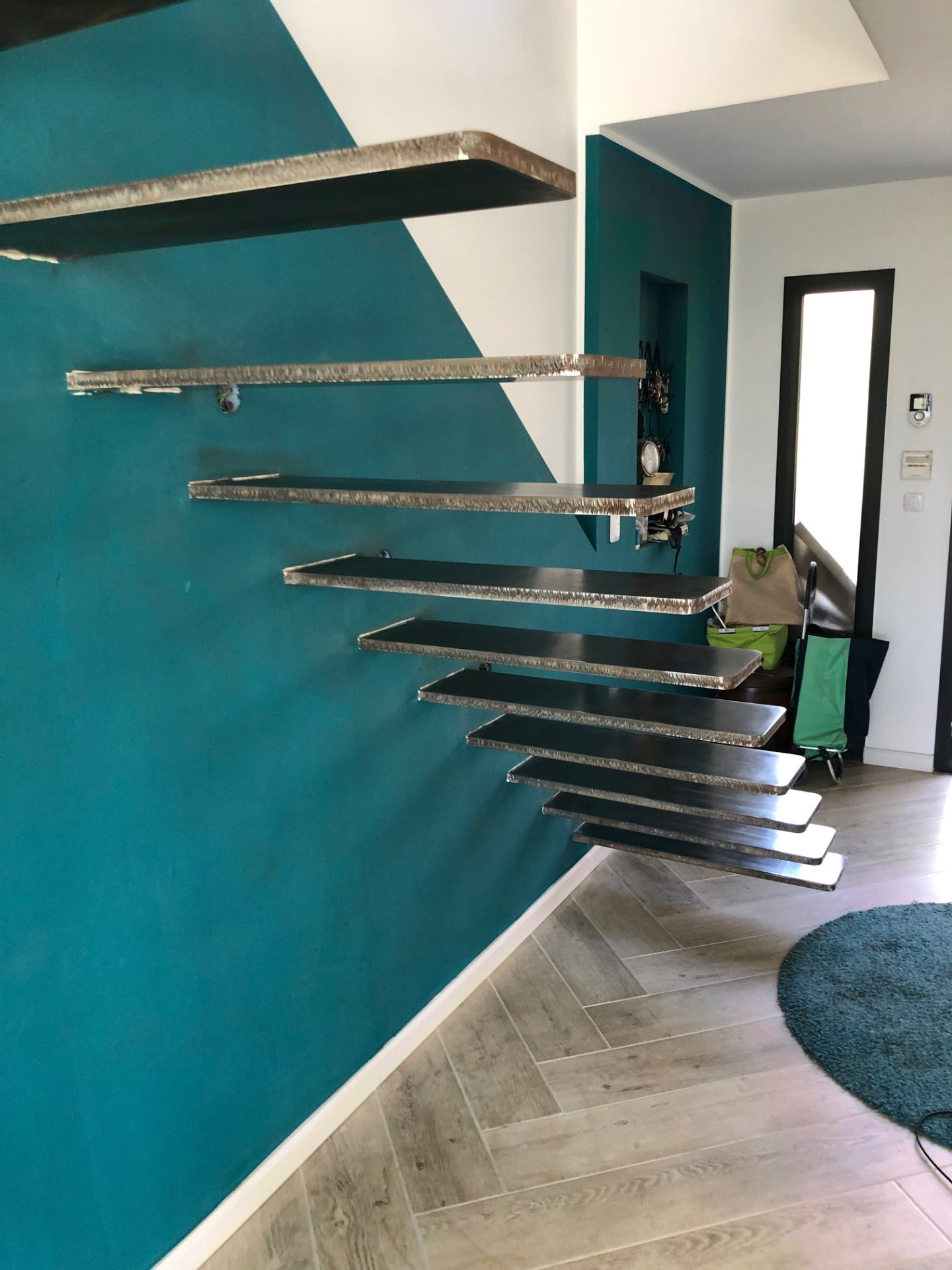 Escalier suspendu en acier brut