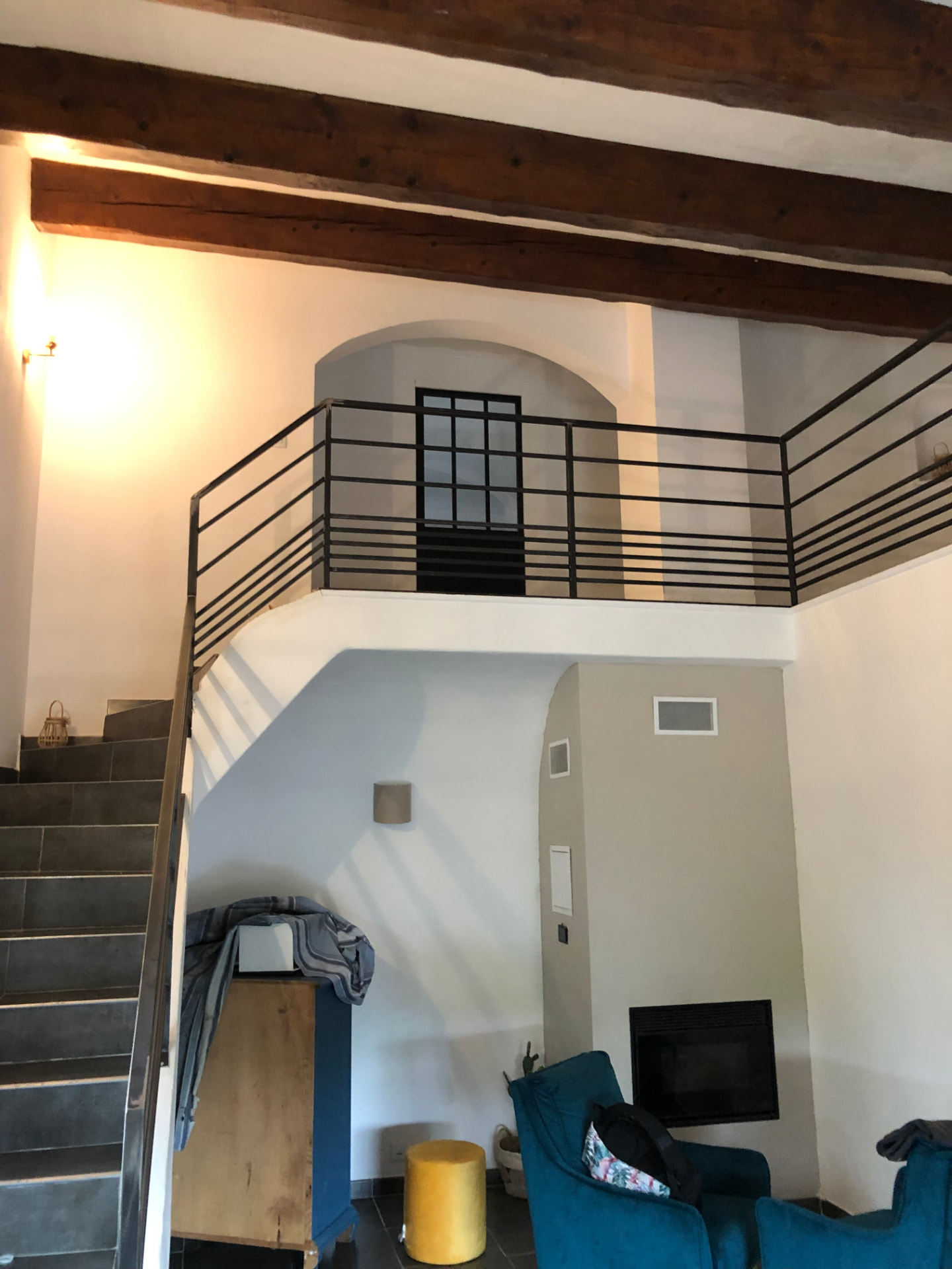 Nouveau garde-corps en acier noir après rénovation