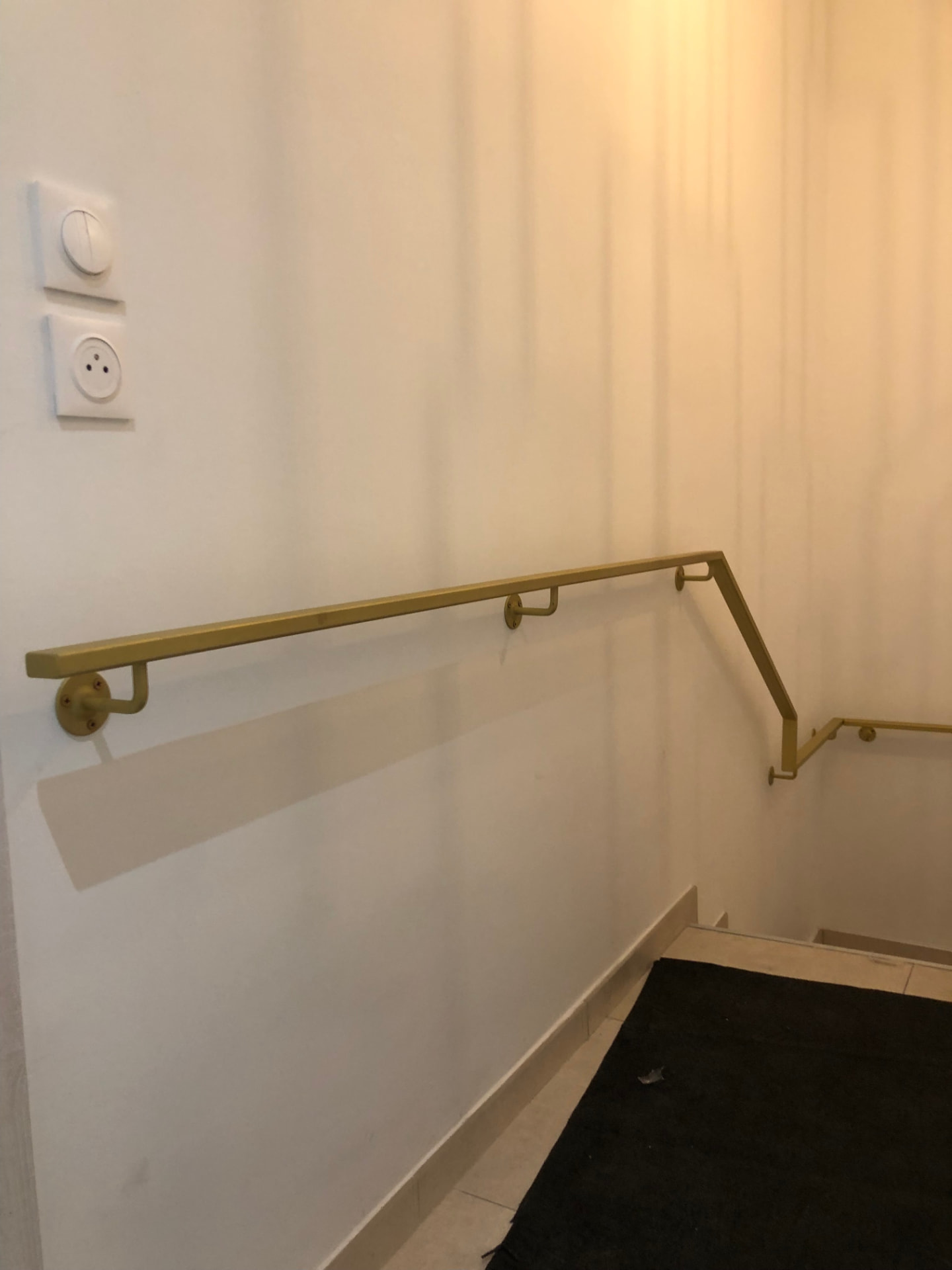 Main courante dorée d'escalier
